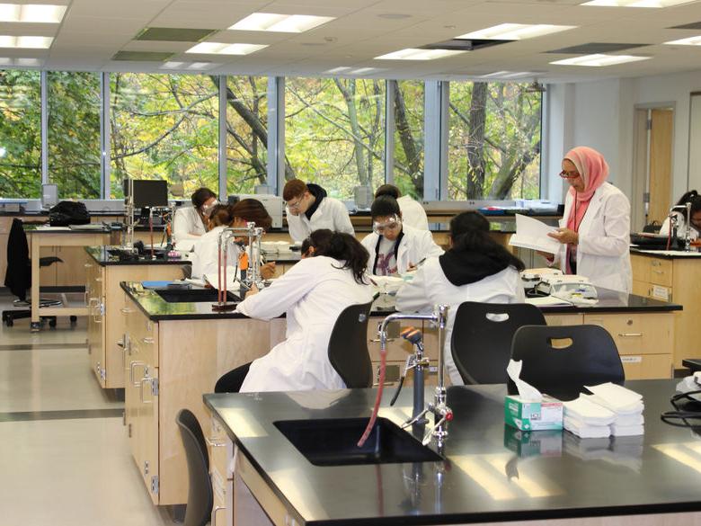 students working in chemistry lab at Penn State Abington near Philadelphia